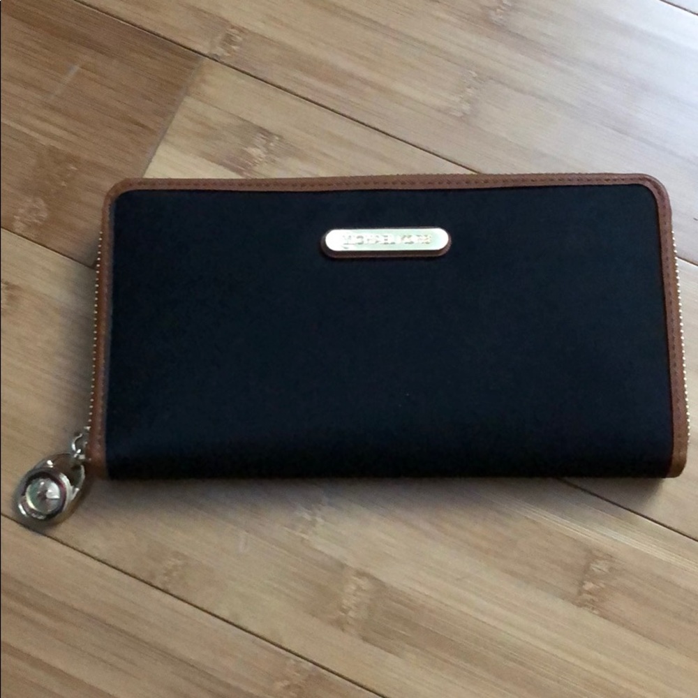 Michael Kors Kempton wallet NWT!